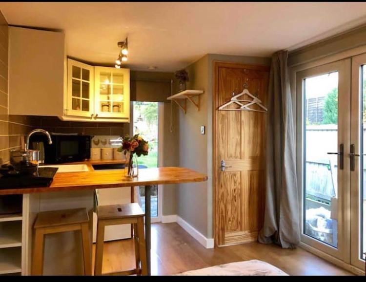 לונדון Unique Wooden Lodge With A View! מראה חיצוני תמונה